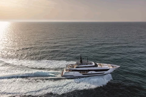 Custom Line Saetta 106´ Exterior (img-3)