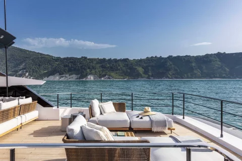 Custom Line Saetta 106´ Exterior (img-20)