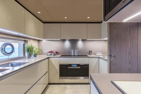 Custom Line Saetta 106´ Exterior (img-5)