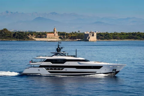 Custom Line Saetta 140' Exterior (img-1)