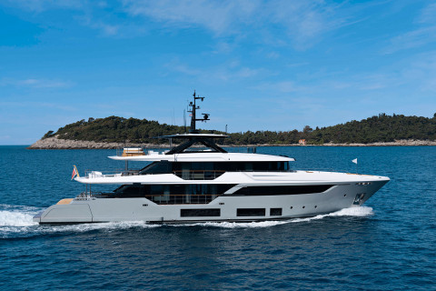 Custom Line Navetta 38 New Exterior (img-15)