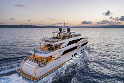 Custom Line Navetta 42 Exterior (img-14)