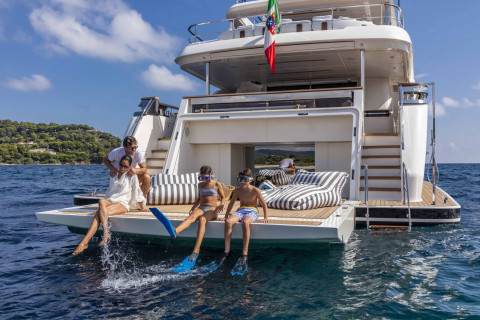 Custom Line Navetta 42 Exterior (img-5)