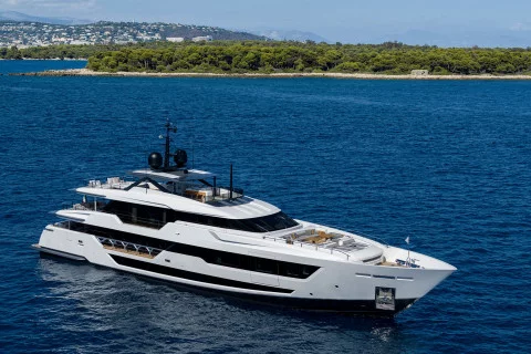 Custom Line Saetta 140' Exterior (img-13)