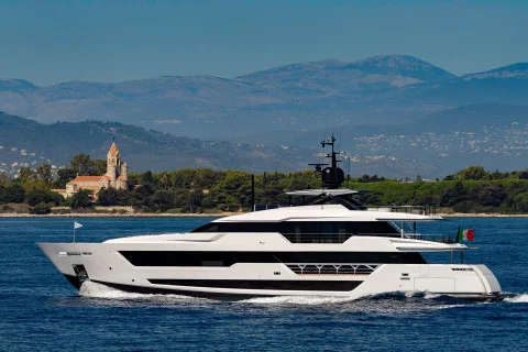 Custom Line Saetta 140' Exterior (img-3)