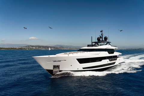 Custom Line 140' Exterior (img-6)