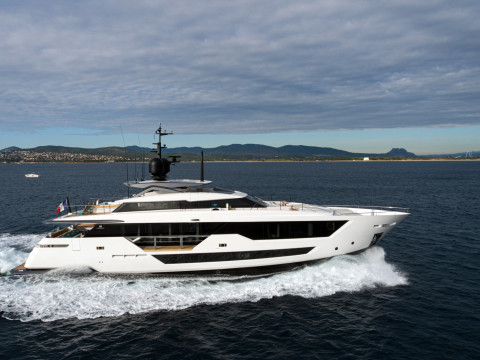 Custom Line 106´ 2020 Exterior (img-2)