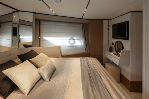 Ferretti 720 Exterior (img-6)