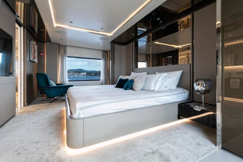 Custom Line 106´ 2020 Exterior (img-12)