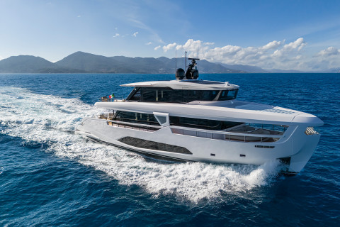 Ferretti INFYNITO 90 Exterior (img-1)