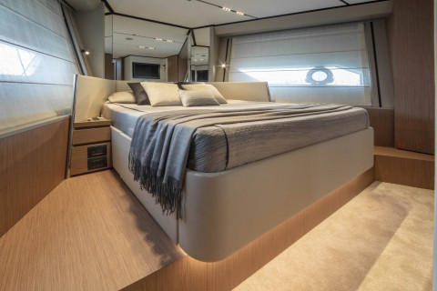 Ferretti 720 Exterior (img-10)