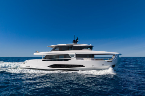 Ferretti INFYNITO 90 Exterior (img-3)