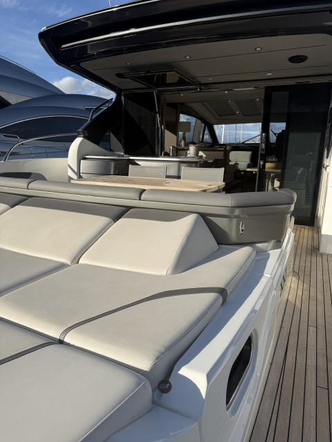 Princess V60 Exterior (img-9)