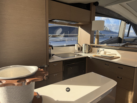 Princess V60 Exterior (img-3)