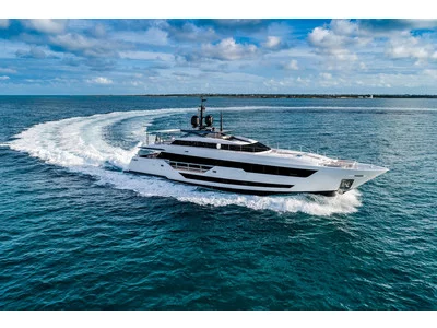 Custom Line Saetta 120´ Exterior (img-8)