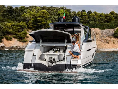 Pershing 5x Exterior (img-17)