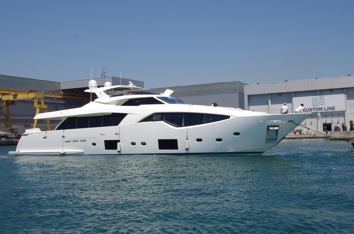 Le premier Custom Line 108' entre dans l'eau. image